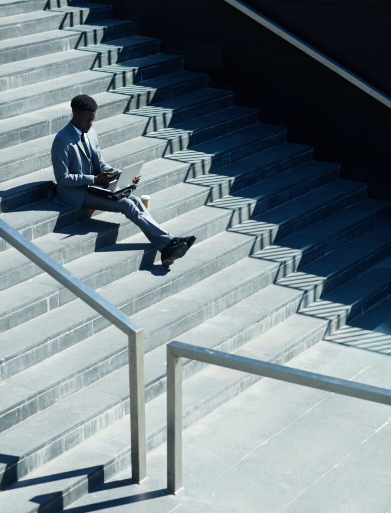 Persona sentada en la escalera